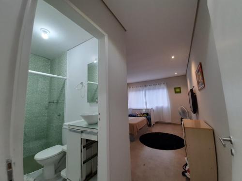 uma casa de banho com um WC, um lavatório e um chuveiro em Linda Casa Piscina Natureza em Florianópolis