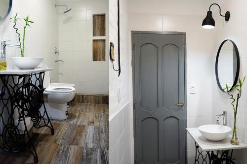 a bathroom with a toilet and a sink and a door at MARGAHOME in Maipú