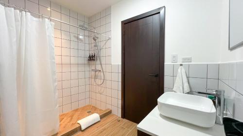 y baño con ducha, aseo y lavamanos. en L3A 404- Apartamento 2 dormitorios en Cayalá 4 huéspedes, en Guatemala