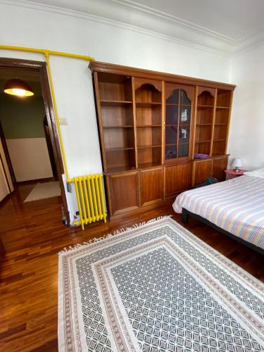 a bedroom with a bed and a rug on the floor at Habitación Céntrica in A Coruña