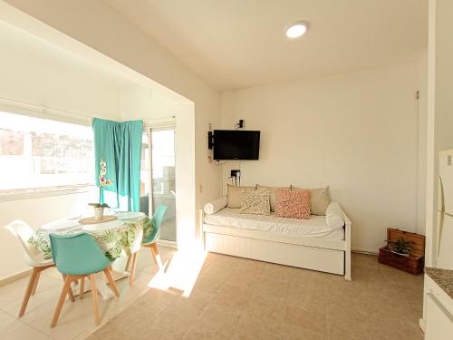 a living room with a couch and a table at TIDES Apart de playa in Ostende
