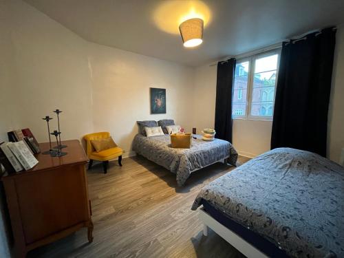 une chambre avec un lit, un canapé et une table dans l'établissement Les Gites d'Albâtre, le 56, à Dieppe