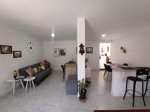 uma sala de estar com um sofá e uma mesa em Casa Laureles - San Joaquín em Medellín