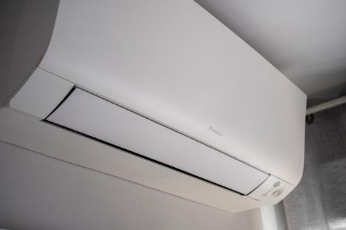 a white ceiling with a light on it at BURGO NUEVO Ático de lujo en pleno centro con terraza y vistas - leonapartamentos in León
