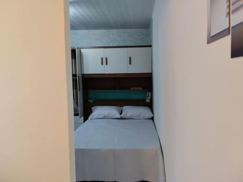 um quarto com uma cama no meio de um quarto em Simples e Aconchegante em Mogi das Cruzes