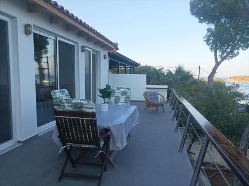 a table and chairs on the balcony of a house at Sea Deck in Saterlí