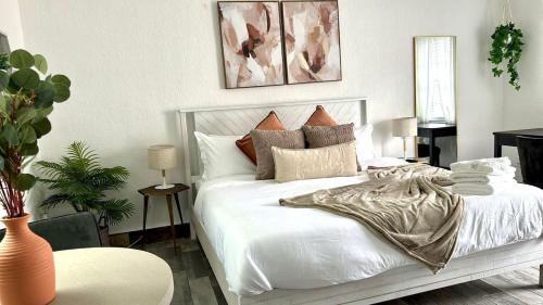 een slaapkamer met een wit bed met kussens bij King Suite Apt W Shared Pool #6 in Clearwater