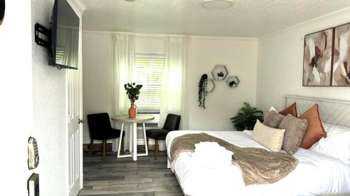Un dormitorio con una cama y una mesa. en King Suite Apt W Shared Pool #6, en Clearwater