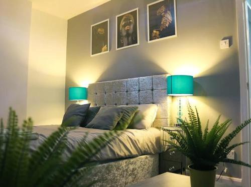 a living room with a couch and two lamps at Beautiful 3 Bedroom House Coventry in Coventry