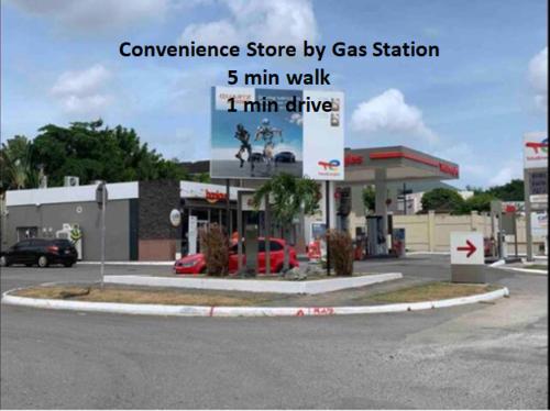een tankstation met een bord op een parkeerplaats bij Tranquil Oasis in Mona in Kingston