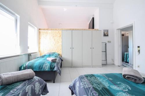 1 dormitorio con 2 camas y ventana grande en nJoy! Modern & Zentral - WLAN - Badewanne - perfekt für Work & Travel en Göppingen