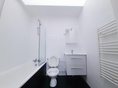Duplex lumineux avec bureau séparé dans le centre