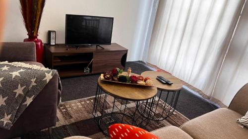 ein Wohnzimmer mit einem Tisch und einer Obstschale darauf in der Unterkunft S-star luxury Lounge in Roodepoort