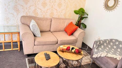 ein Wohnzimmer mit einem Sofa und einem Tisch in der Unterkunft S-star luxury Lounge in Roodepoort