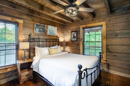 Ένα ή περισσότερα κρεβάτια σε δωμάτιο στο Smokies Hideaway View Hot Tub Games Fireplace