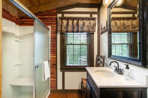 Ένα μπάνιο στο Smokies Hideaway View Hot Tub Games Fireplace