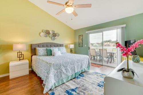 Un dormitorio con una cama con ventilador de techo. en Kissimmee Condo with Private Porch Less Than 7 Mi to Disney!, en Kissimmee