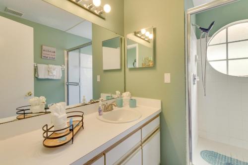 Un baño con lavabo, espejo y ducha. en Kissimmee Condo with Private Porch Less Than 7 Mi to Disney!, en Kissimmee