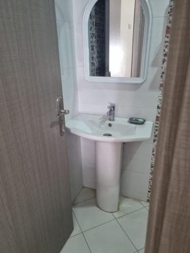 La salle de bains est pourvue d'un lavabo et d'un miroir. dans l'établissement Chez Dani, à Agadir