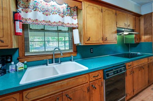 cocina con fregadero y ventana en Quiet North Carolina Countryside Vacation Rental, 