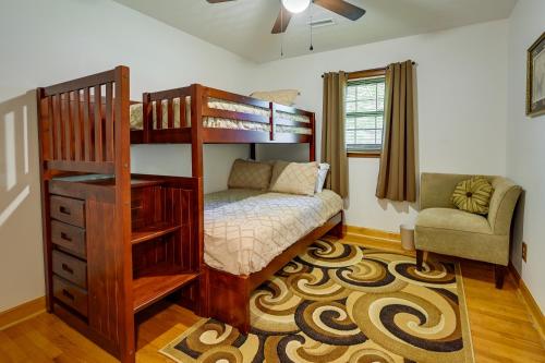1 dormitorio con litera y silla en Quiet North Carolina Countryside Vacation Rental, 