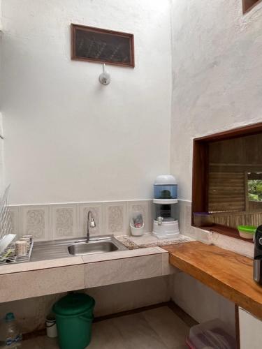 un comptoir de cuisine avec un évier et une fenêtre dans l'établissement Popochos Beach Eco-Lodge, à Nuquí