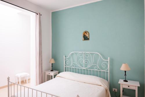 スコペッロにあるHoliday home Giardinoの青い壁のベッドルーム1室(ベッド1台付)