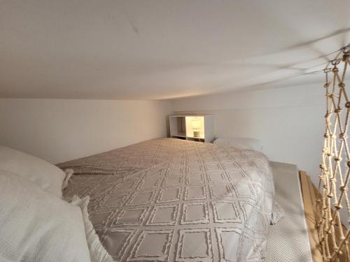 - une chambre blanche avec un lit dans l'établissement Studio Mezzanine Centre-ville, à Poitiers
