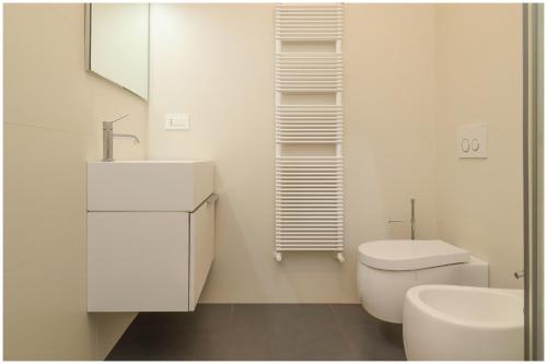 ein Badezimmer mit einem WC, einem Waschbecken und einem Spiegel in der Unterkunft Casa San Carlo nel cuore di Torino in Turin