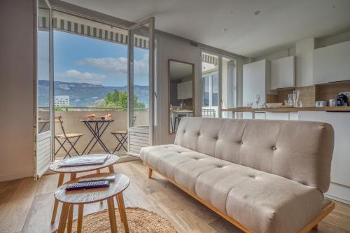 uma sala de estar com um sofá grande e uma cozinha em Le Lyon - Bastille / Esplanade em Grenoble