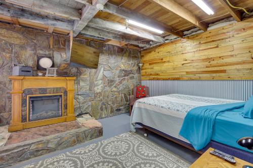 Katil atau katil-katil dalam bilik di Lead Hideaway with Fireplace, Grill and Deck!