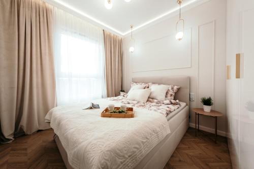 Un dormitorio con una cama grande y una bandeja. en Sea & Stadium plaża Brzeżno en Gdansk