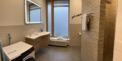 a bathroom with a sink and a toilet and a window at *Wohnung NELE* einzigartig in VS mit Parkplatz in Villingen-Schwenningen
