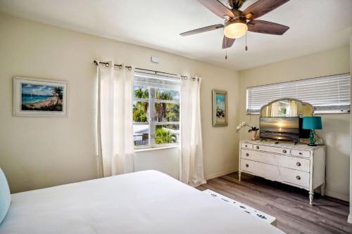 una camera da letto con un letto, un comò e una finestra di Beach Quarters #8 a St Petersburg