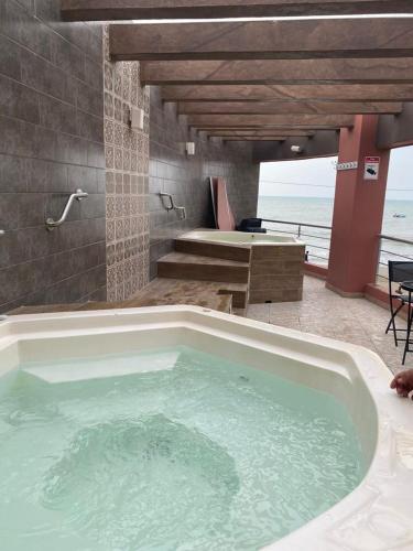 Foto dalla galleria di Departamento 4 habitaciones 8 personas vista al mar 2do piso en Playa Almendro, Tonsupa a Tonsupa