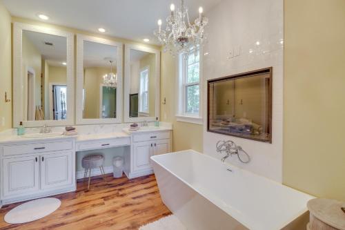 Ванна кімната в Family-Friendly Edgemont Home with Deck and Lake Views
