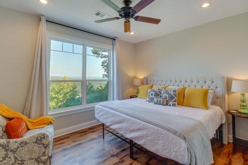 Ліжко або ліжка в номері Family-Friendly Edgemont Home with Deck and Lake Views
