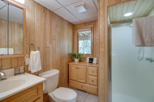 uma casa de banho com um WC, um lavatório e um chuveiro em Waterfront Potato Lake Getaway with Deck! em Arago