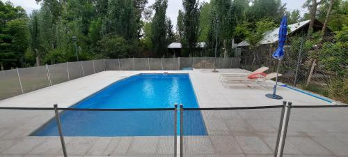 una gran piscina con una valla alrededor en Entre Cardos y Nieves en Potrerillos