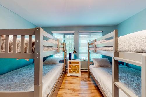 2 literas en una habitación con paredes azules en Red Fox Home, en Lake Harmony