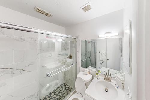 een badkamer met een douche, een toilet en een wastafel bij Casino Castaway in Tampa