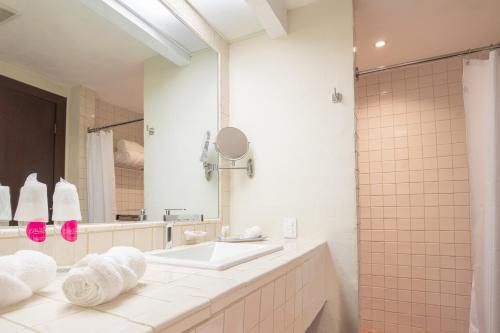 La salle de bains est pourvue d'un lavabo et d'un miroir. dans l'établissement Hotel Boutique Las Palomas de Santiago Pueblo Mágico, à Santiago