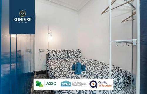 um quarto com uma cama com um urso de peluche azul em 2 BED LAW - 2 rooms, 4 Double Beds, Fully Equipped, Free Parking, WiFi, 3xSmart TVs, Groups, Families, Food, Shops, Bars, Short - Long Stays, Weekly or Monthly Rates Available by SUNRISE SHORT LETS em Dundee