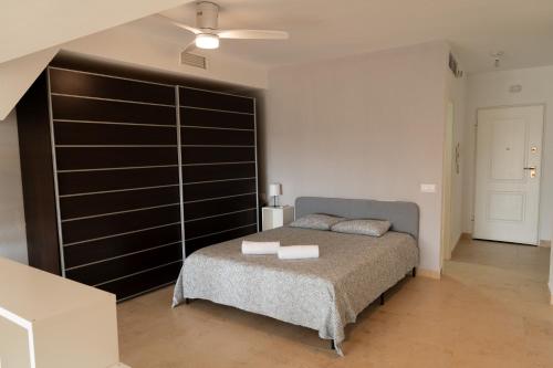 1 dormitorio con 1 cama y armario grande en Suite La Envía Golf, en Almería