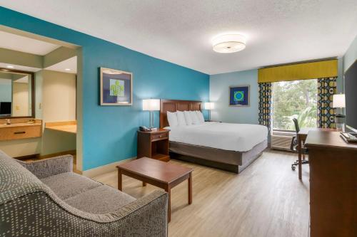 Pokój hotelowy z łóżkiem i biurkiem w obiekcie Best Western Plus Myrtle Beach@Intracoastal w mieście Myrtle Beach