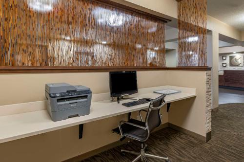 an office with a desk with a computer and a printer at Comfort Inn Collinsville near St Louis in Collinsville