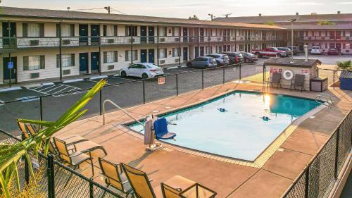 an image of a pool in front of a hotel at Motel 6-Salem, OR - Expo Center in Salem