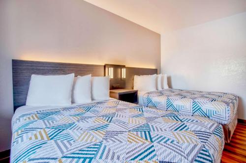 a hotel room with two beds in a room at Motel 6-Salem, OR - Expo Center in Salem