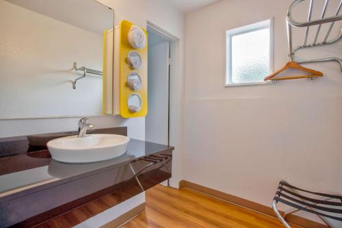 uma casa de banho com um lavatório e um espelho em Motel 6-Salem, OR - Expo Center em Salem
