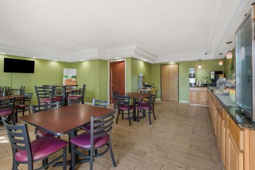Μια τηλεόραση ή/και κέντρο ψυχαγωγίας στο Quality Inn Ashland East